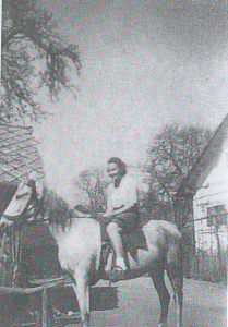Tončka Drobnič na konju, s katerim je ob osvoboditvi prijahala v Grahovo, domačega praga pa ni prestopila. (Foto: arhiv Andrej Drobnič)