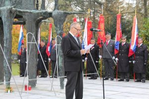 Tit Turnšek, predsednik ZZB NOB Slovenije je pred spomenikom na Žalah spregovoril v spomin na umrle borce proti fašizmu in nacizmu.